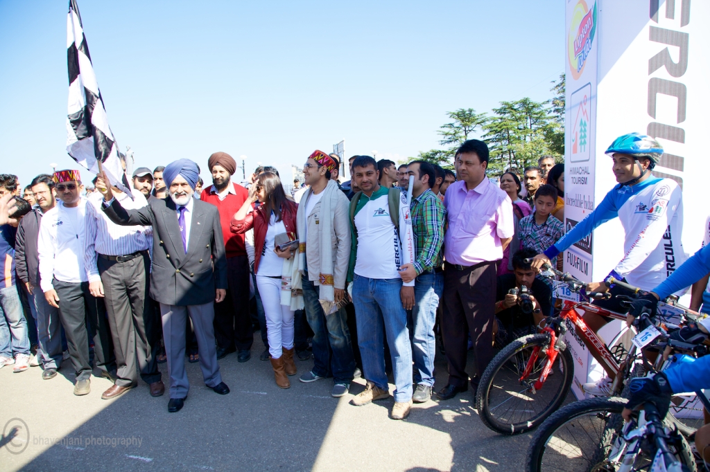 The chief guest flags off the 8th edition of MTB Himalaya rally